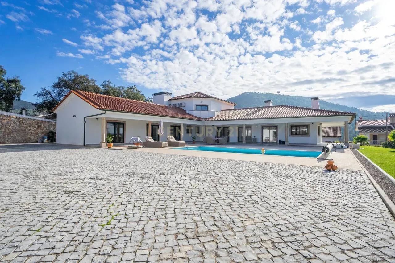 Moradia T4 de qualidade em estado novo com varanda coberta, piscina, terraço, jardim,canil,garagem dupla e vistas boas numa localização sossegada - Image 28