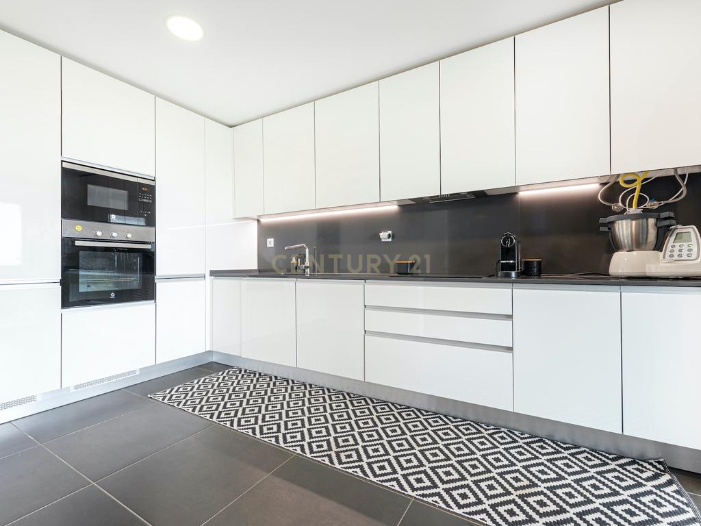 APARTAMENTO T2 NO EMPREENDIMENTO SKY CITY, COM TERRAÇO, VARANDA, PARQUEAMENTOS E ARRECADAÇÃO, EM CONDOMÍNIO COM JARDIM E PISCINA - Image 13