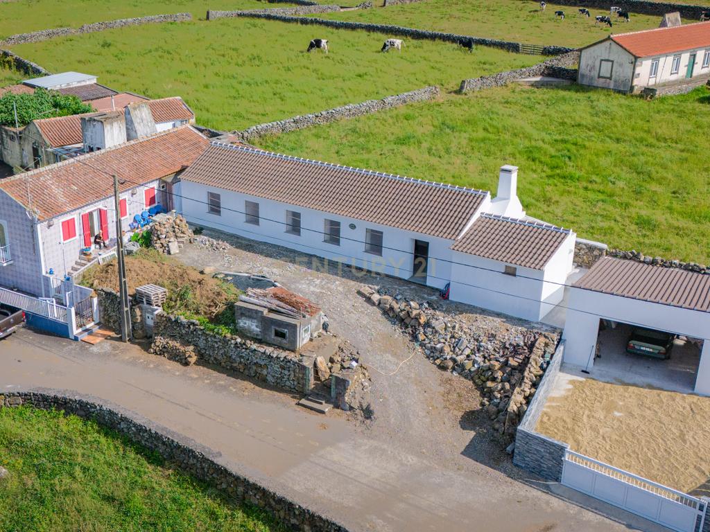Moradia em fase de renovação na Vila de São Sebastião - Image 3