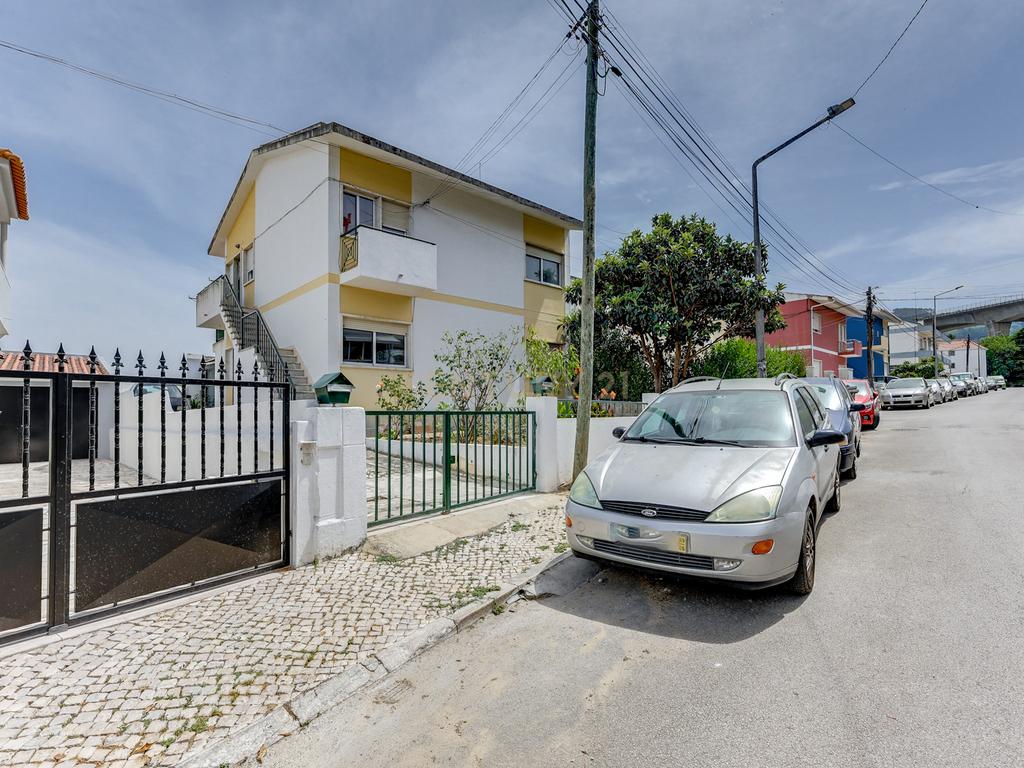 Moradia bifamiliar T4+1 em Pinheiro de Loures, com vistas desafogadas, jardim, pátio, varanda e terraço - Image 2