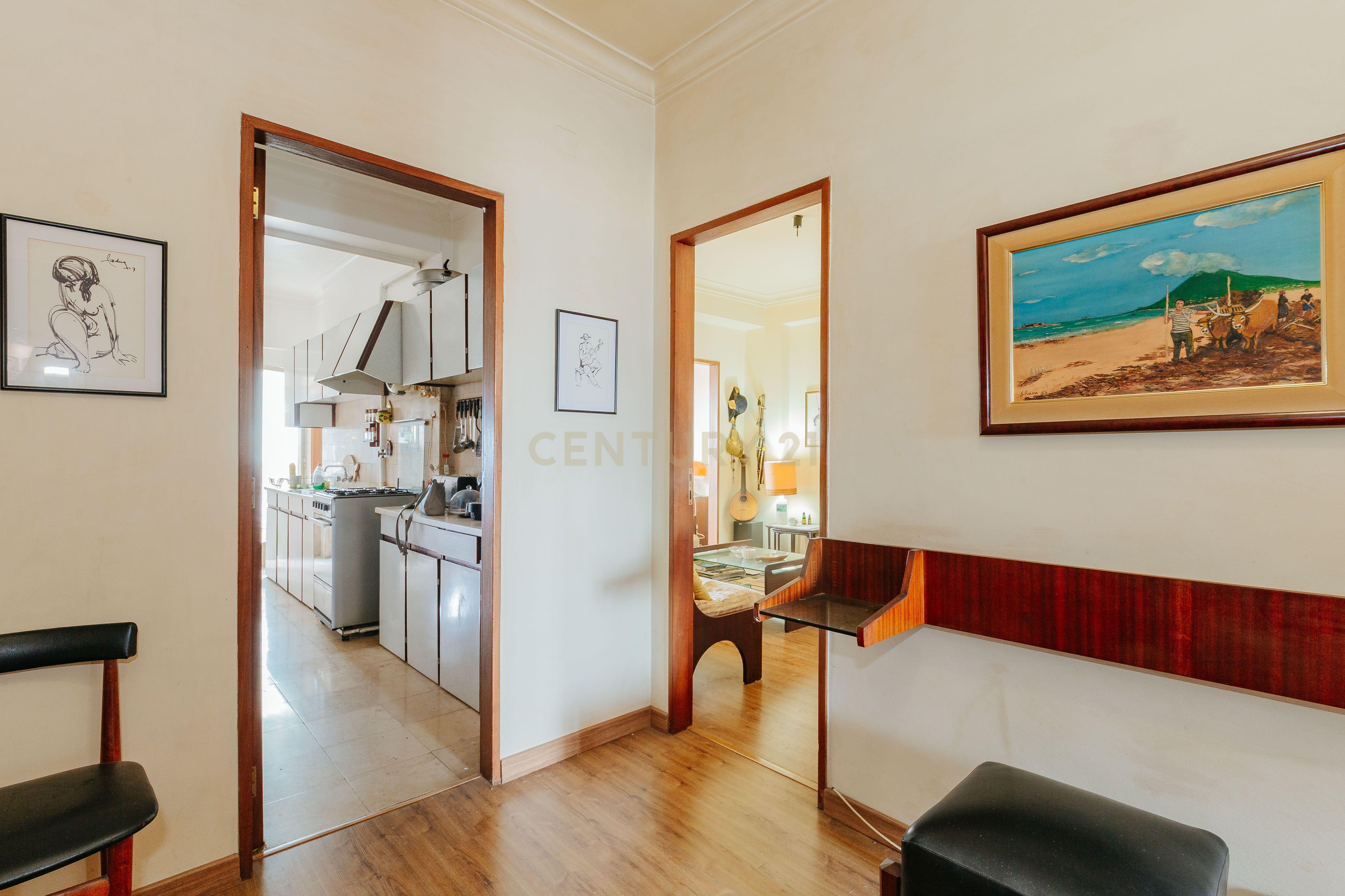 Fotografia 10 de Apartamento T3 em Almada, Parcialmente remodelado, Vista Rio.