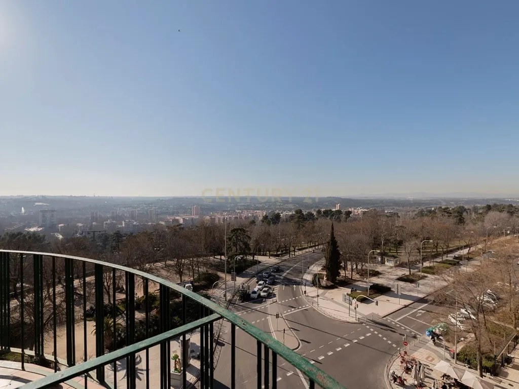 Luxuoso Apartamento T5 com Vista Panorâmica em Madrid - Image 28