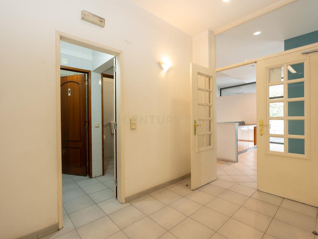 **Fantástica loja de dois pisos em Linda a Velha** - Image 35