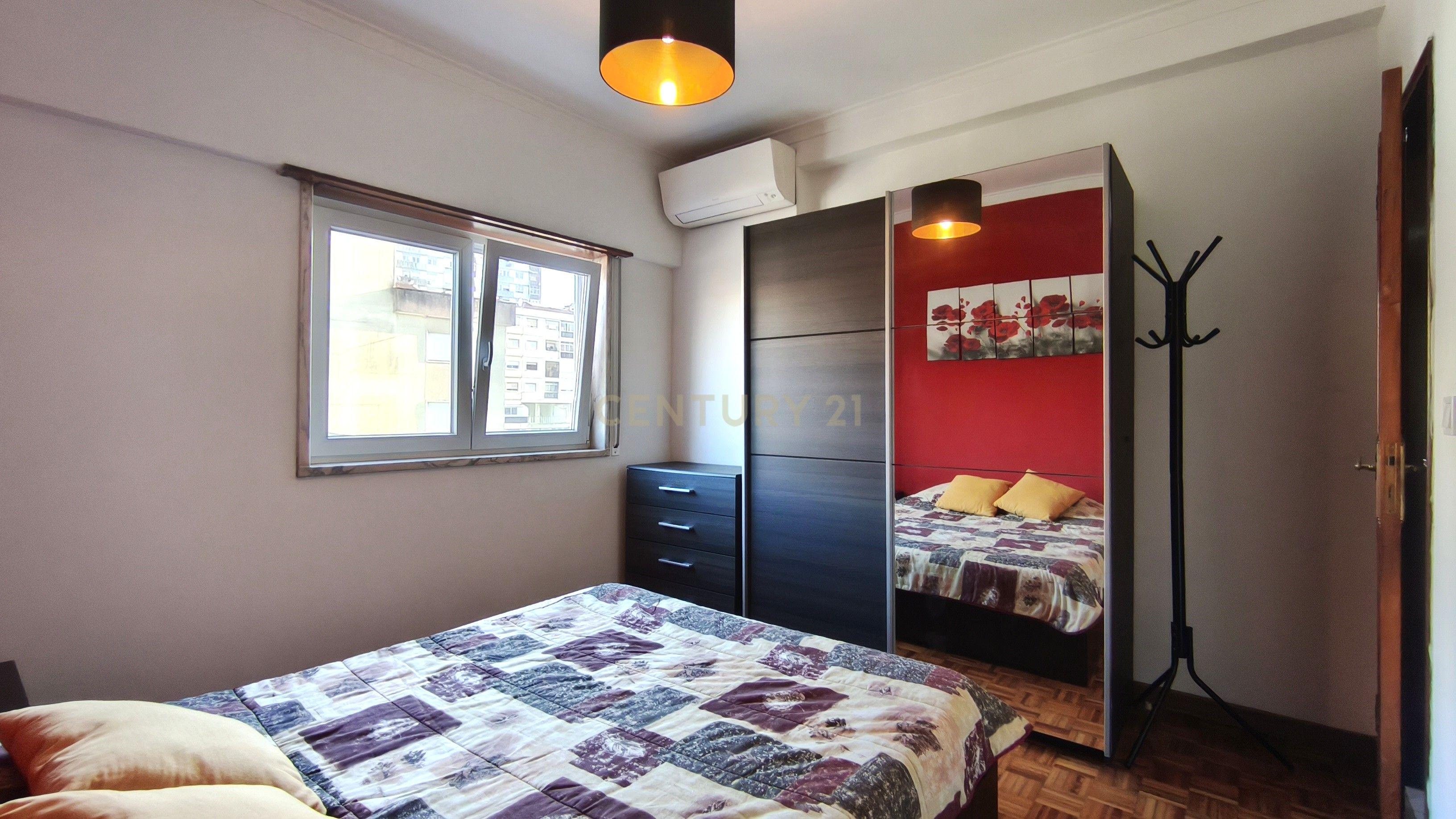 Fotografia 12 de Apartamento T2 Mobilado com Varanda e Garagem