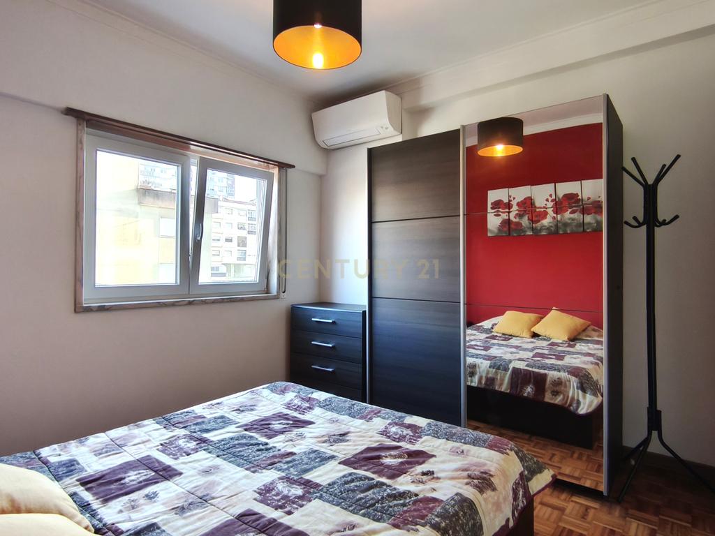 Apartamento T2 Mobilado com Varanda e Garagem - Image 12