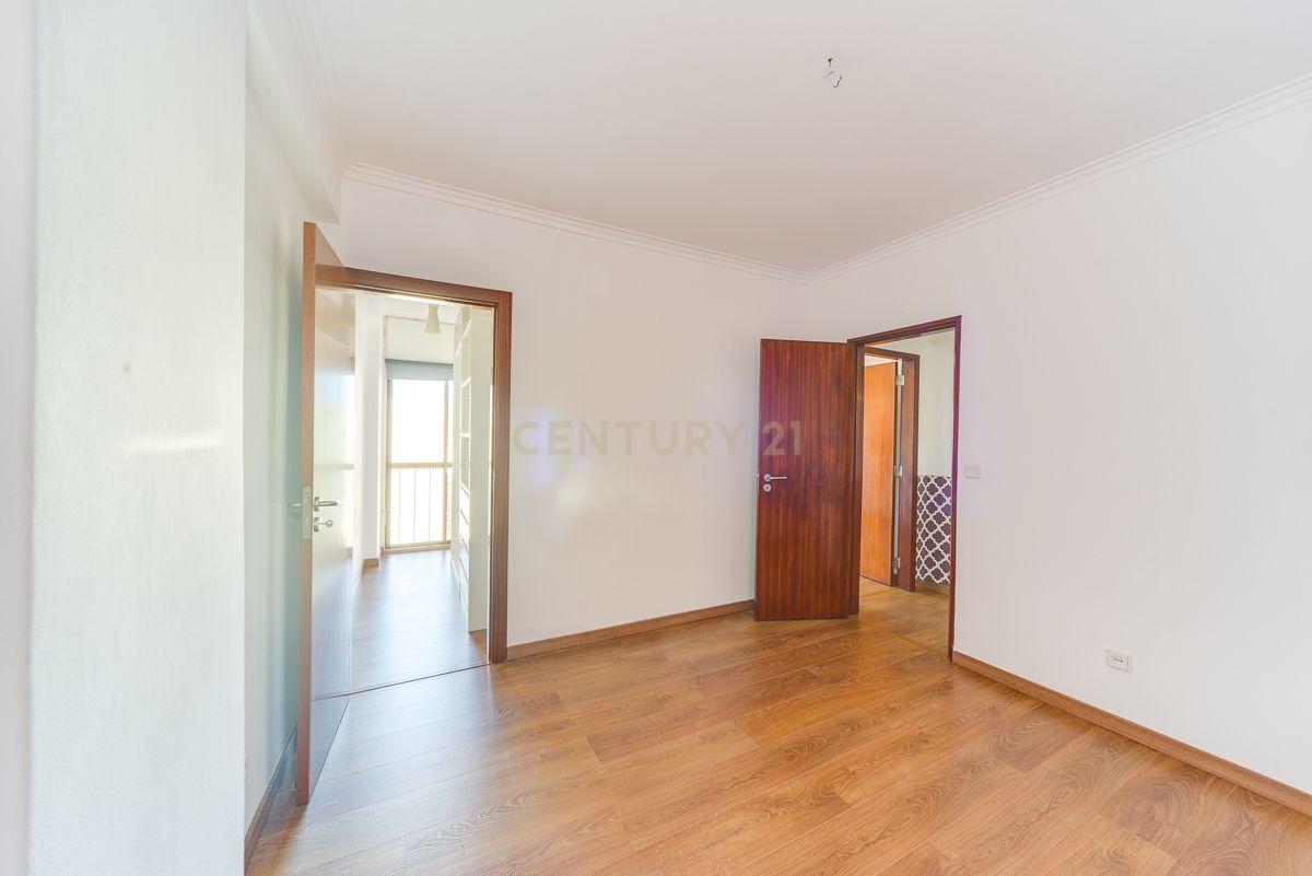 Fotografia 6 de Apartamento T2 com 75 m², situado numa zona central e muito procurada do Cacém