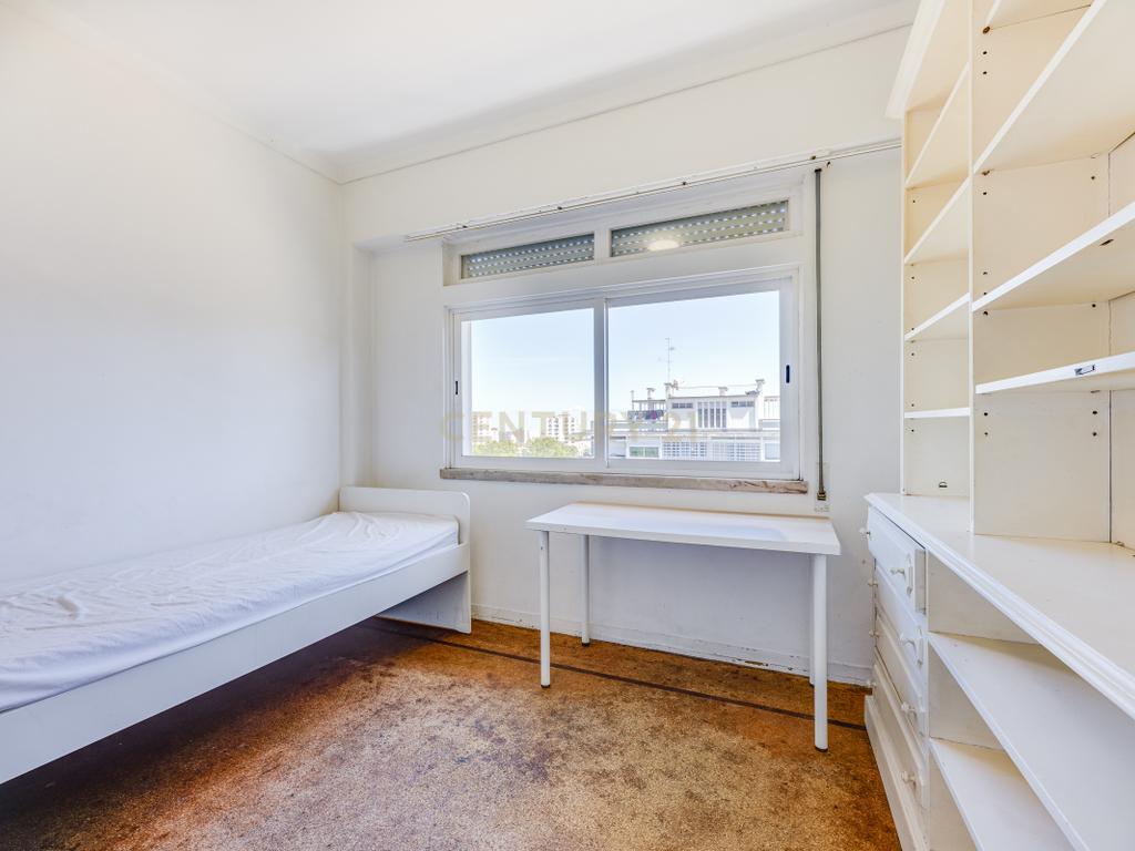  Apartamento T4 para Remodelação no Coração dos Olivais, com Vista Fantástica - Image 25
