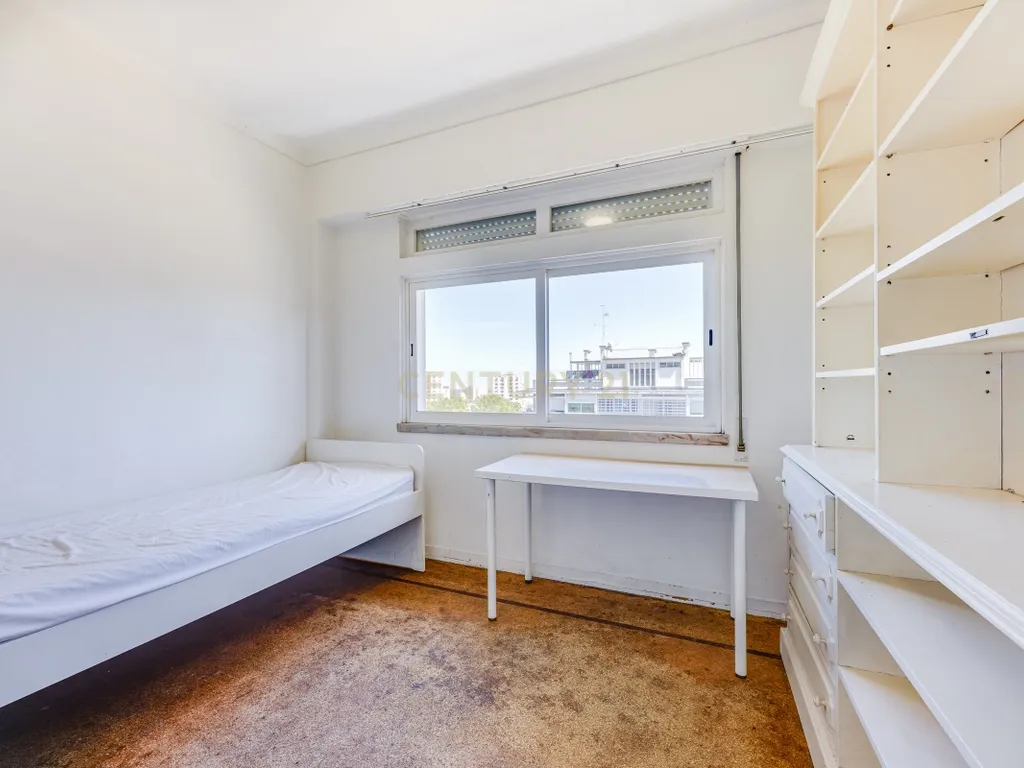Apartamento T4 para Remodelação no Coração dos Olivais, com Vista Fantástica - Image 25