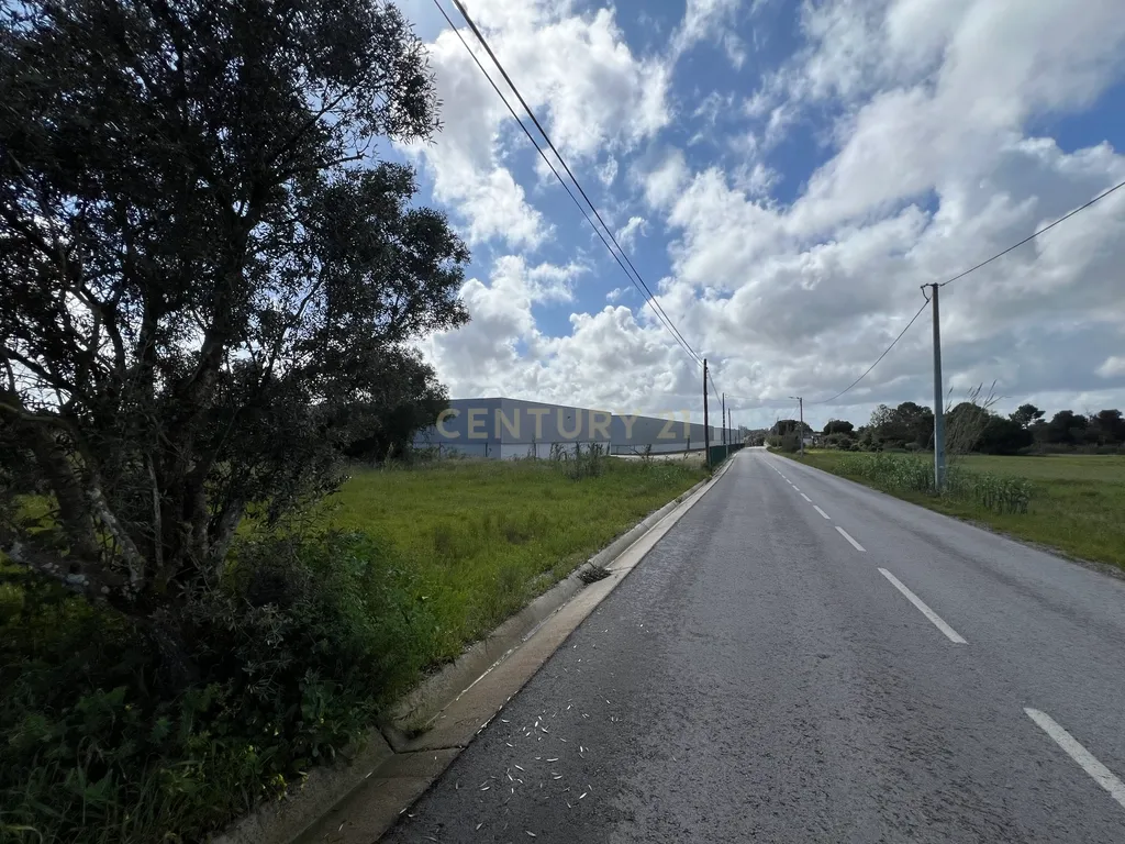 Terreno Industrial de 20.500 m² em Localização Estratégica - Image 2