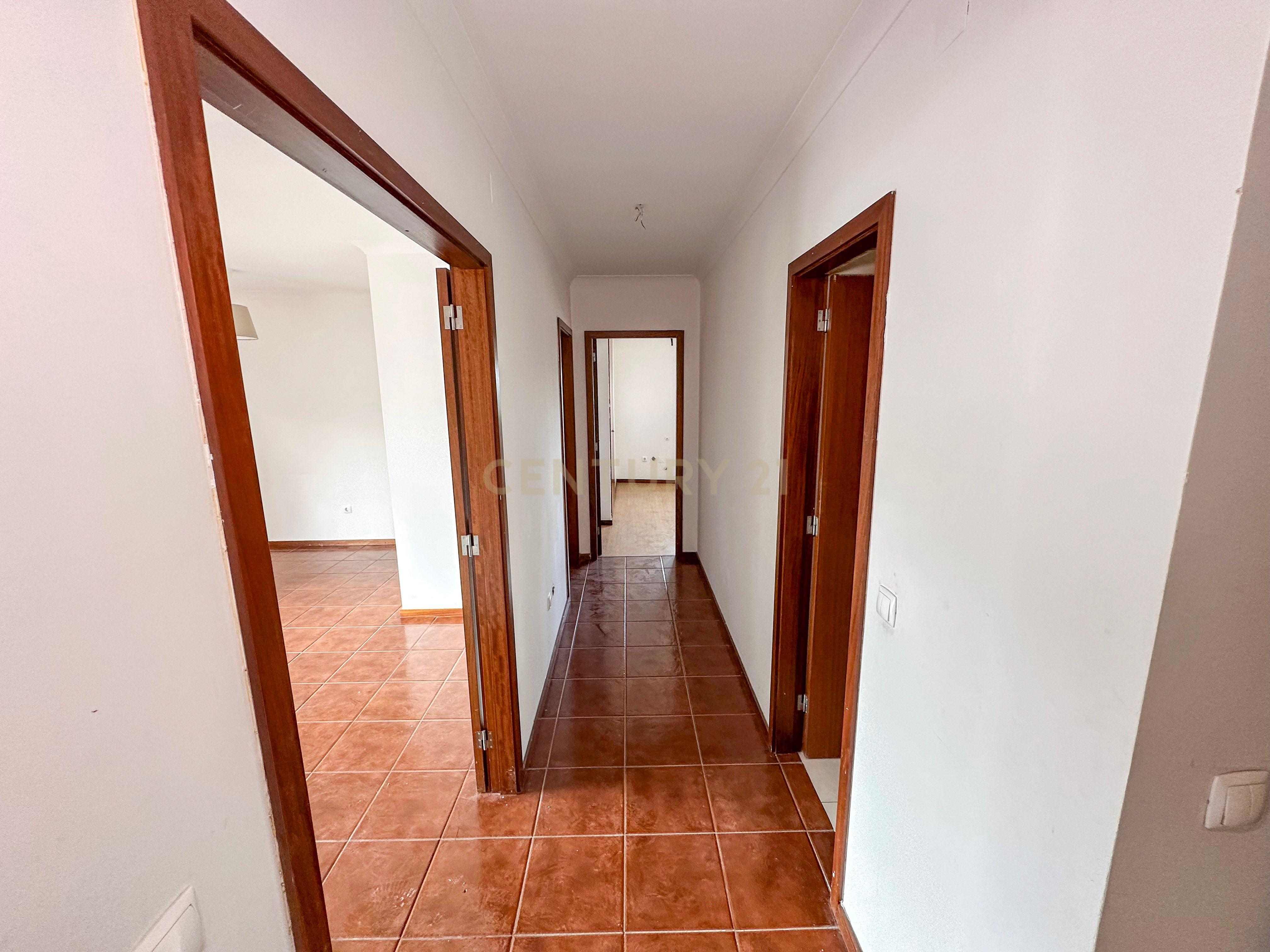 Fotografia 7 de T2 ultimo piso junto ao centro- paredes