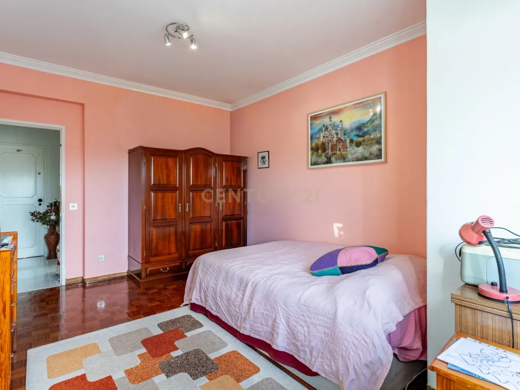 Apartamento T3 com garagem Box em Algueirão Mem Martins - Image 15