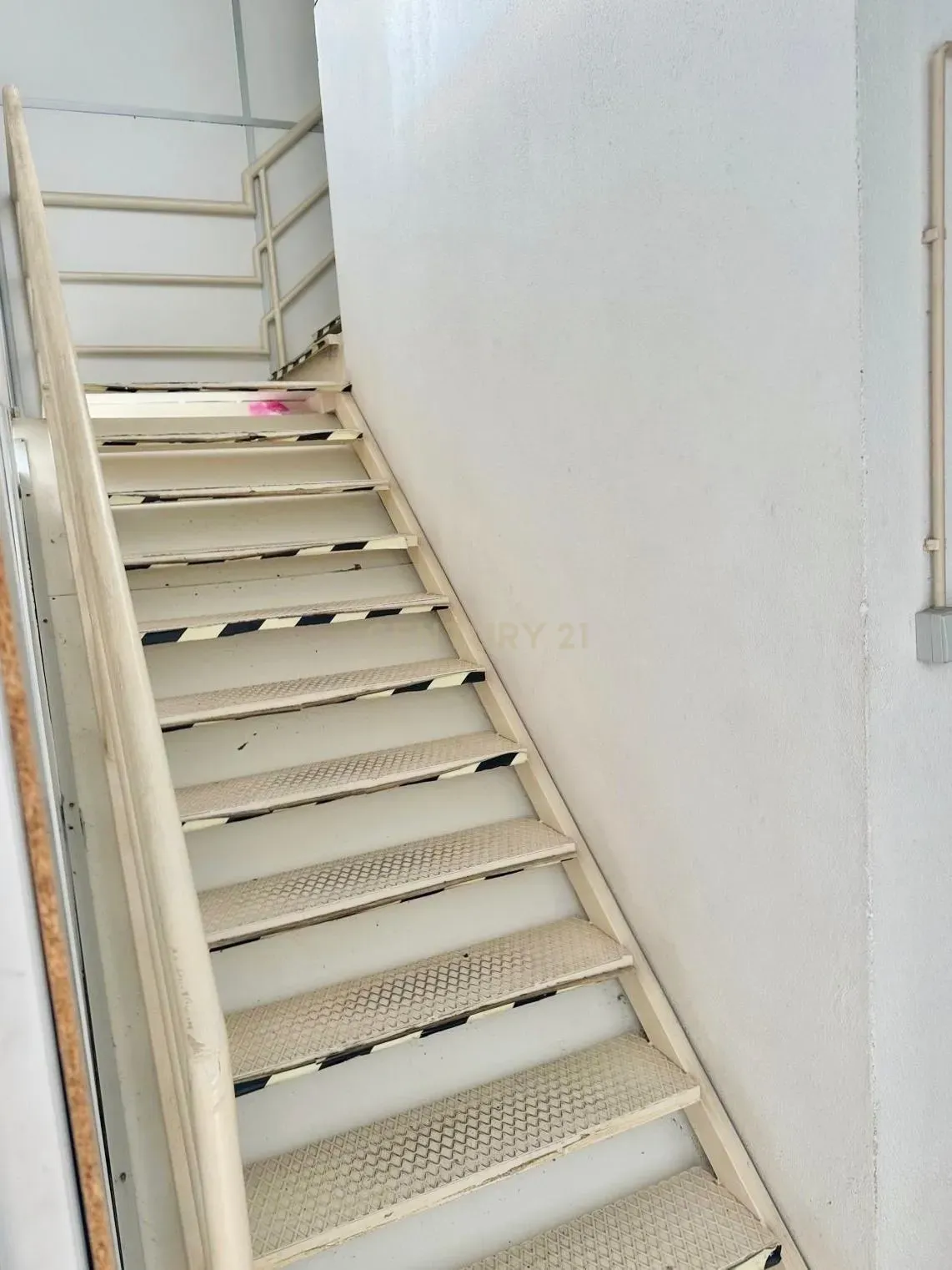 Armazém Industrial na praceta Emídio Santana, 11 Casal do Marco, valor negociável com ou sem o recheio do imóvel - Image 6