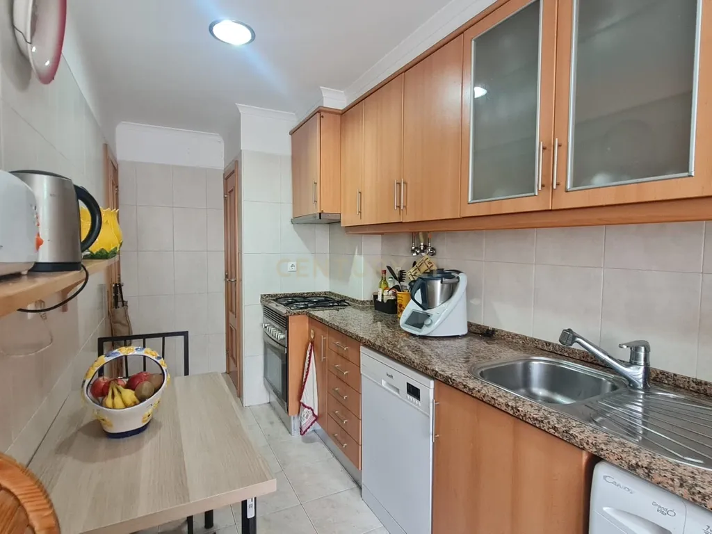 Apartamento T3 com 82m² na Amadora – Excelente Estado e Localização Privilegiada - Image 1