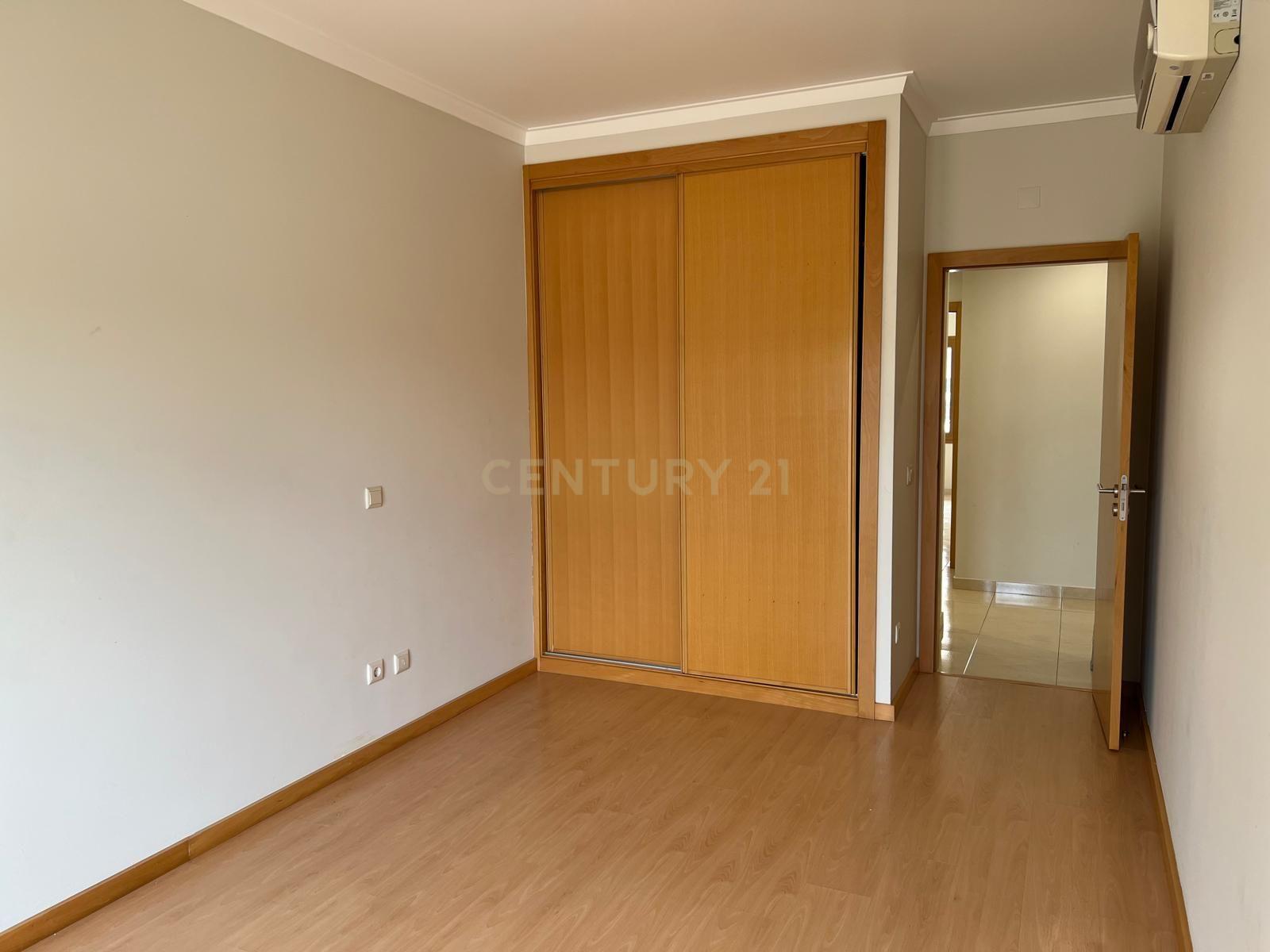 Apartamento T4 no Entroncamento – Rés do chão com terraço - Image 11