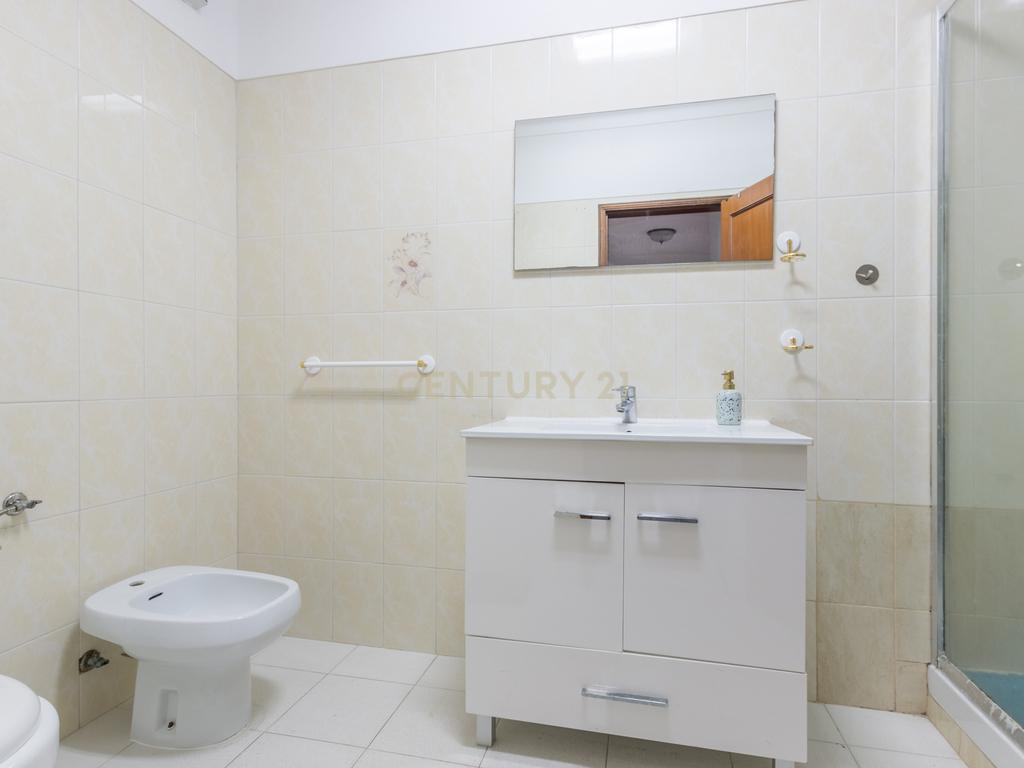 Apartamento T3 com 2 varandas em Almada - Image 16