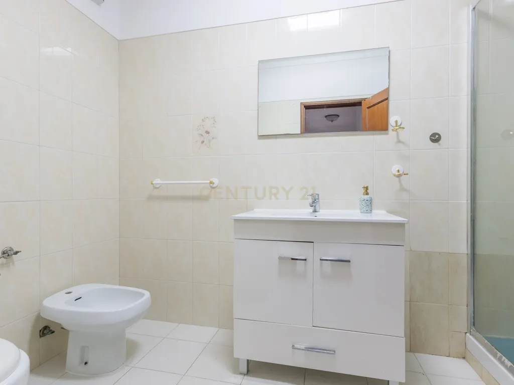 Apartamento T3 com 2 varandas em Almada - Image 16