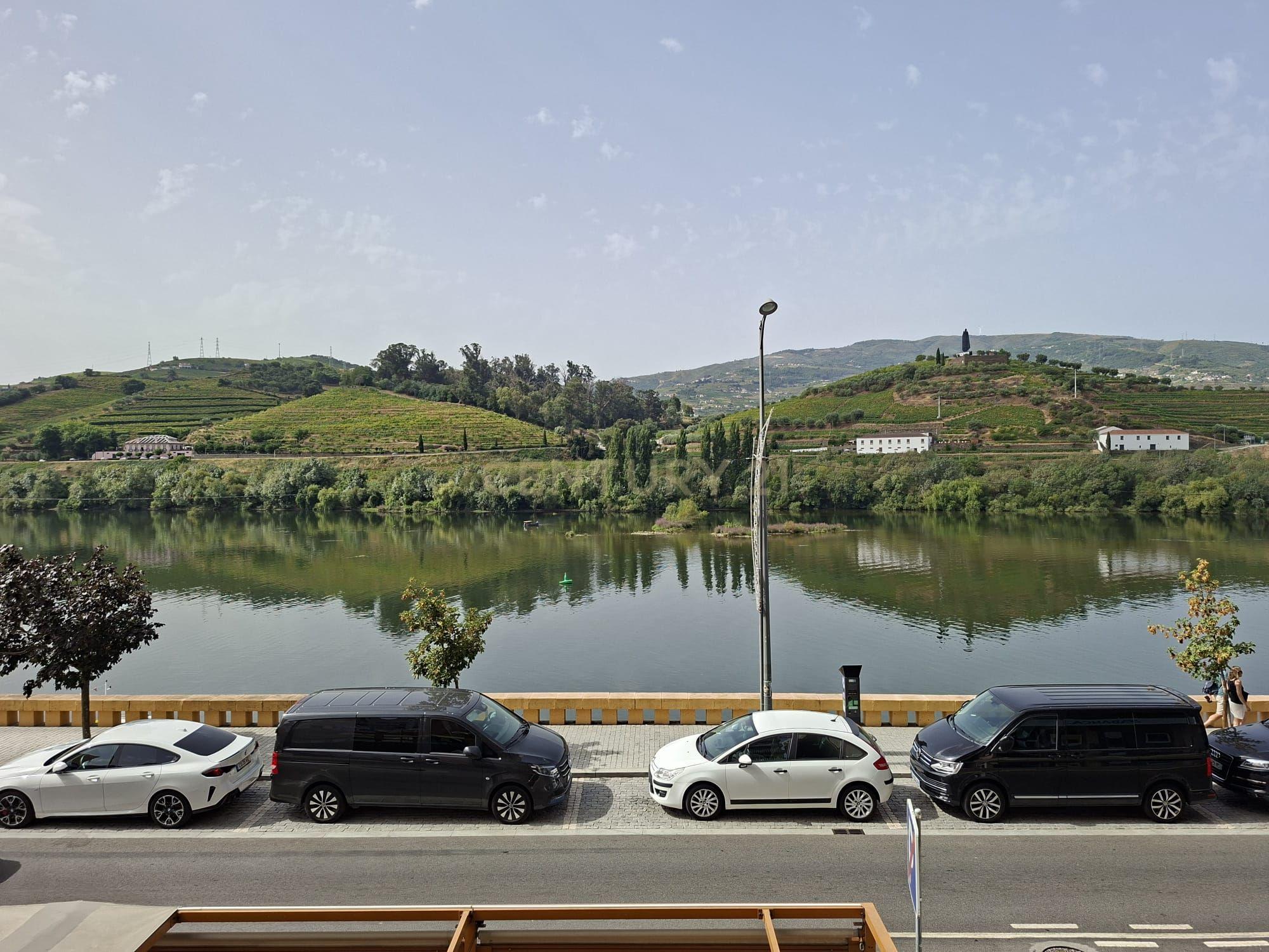 Andar de prédio com 6 divisões, 3 WC, com afetação a serviços / escritórios junto ao rio Douro