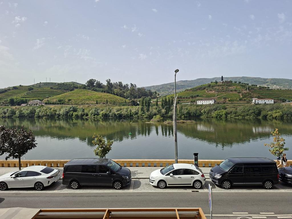 Andar de prédio com 6 divisões, 3 WC, com afetação a serviços / escritórios junto ao rio Douro - Image 1