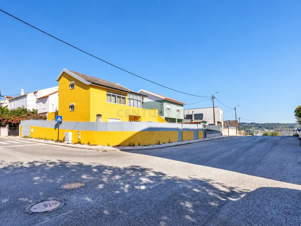 Moradia T4 | 278 m² de construção | Terraço 120 m² | Quintal 110 m² | Garagem 3 carros | Agualva-Cacém - Image 1