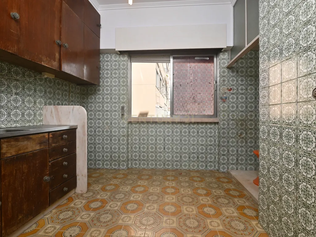 Apartamento T1 para venda na zona de Alcântara a necessitar de obras - Image 10