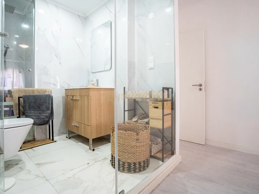 Fantástico Apartamento T2 Transformado em T3 na Parede – Próximo da Praia com estacionamento - Image 8