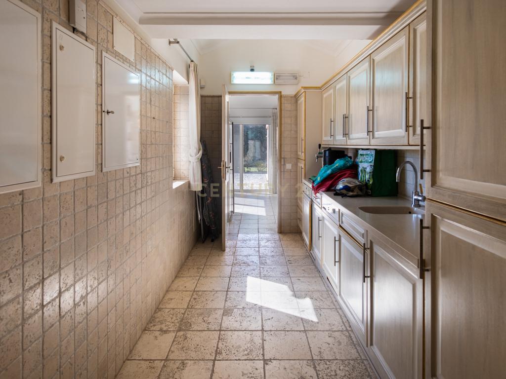 Moradia T5 com Piscina e Jardim em Lagoa, Faro - Image 11