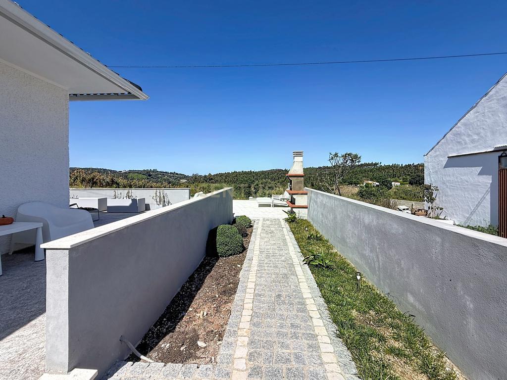Moradia isolada com amplo terreno de 1.350 m², junto a Alcobaça - Image 91