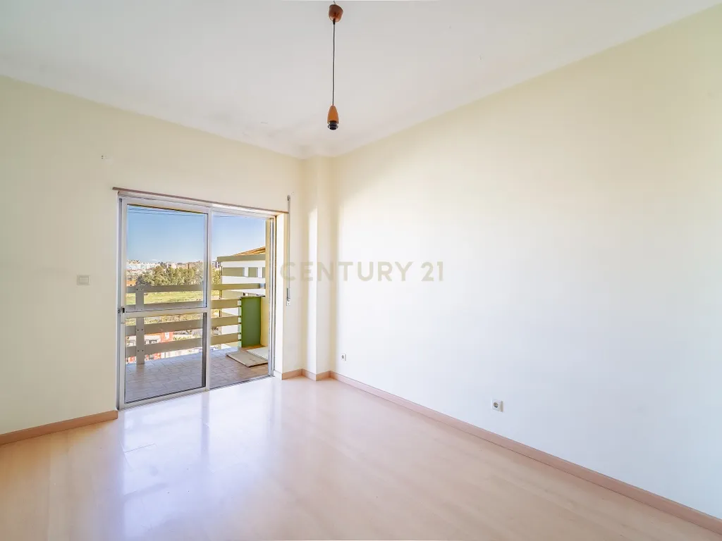 Apartamento T2 em Amora, Seixal - Oportunidade Única! - Image 2