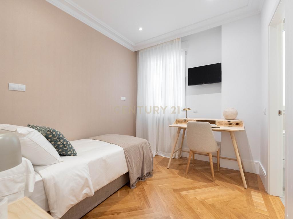 APARTAMENTO RENOVADO COM MOLDURAS E VARANDAS - Image 25