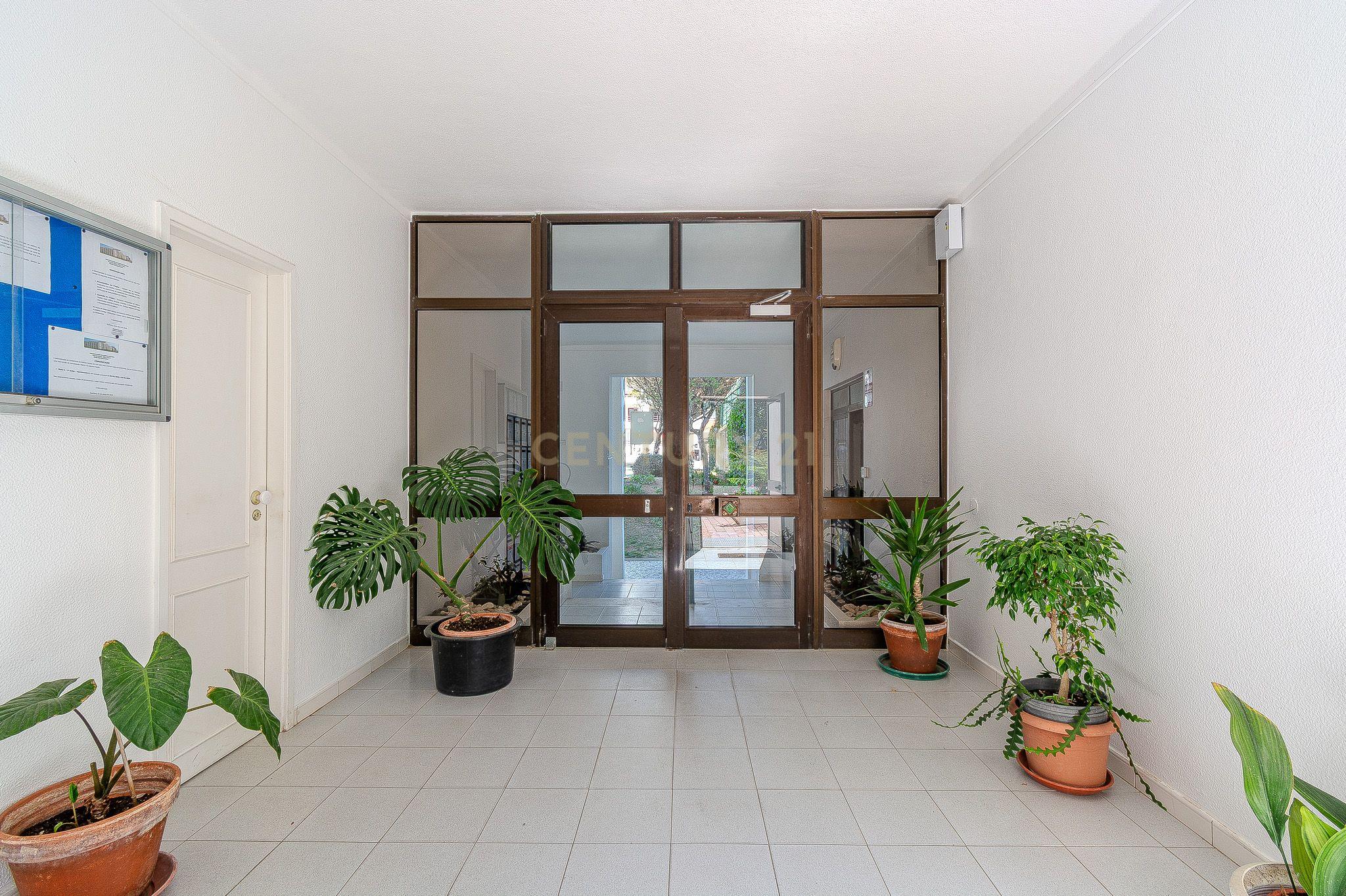 Apartamento T2 com Vista Mar na Primeira Linha de Praia – Quarteira - Image 29