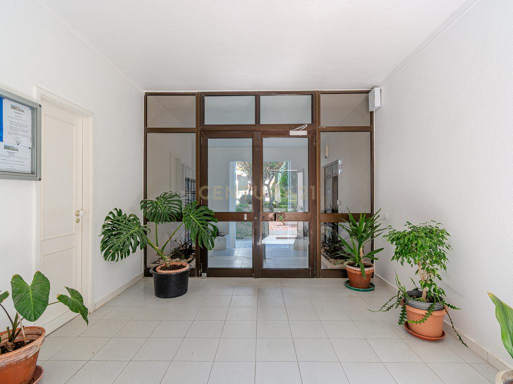 Apartamento T2 com Vista Mar na Primeira Linha de Praia – Quarteira - Image 29