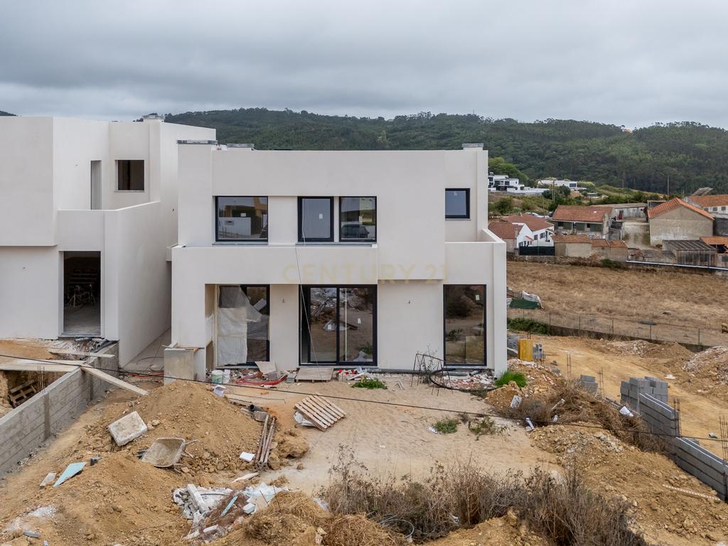 Moradia NOVA Moderna T4: PISCINA e JARDIM Conforto, Modernidade e Vistas Deslumbrantes - Image 30