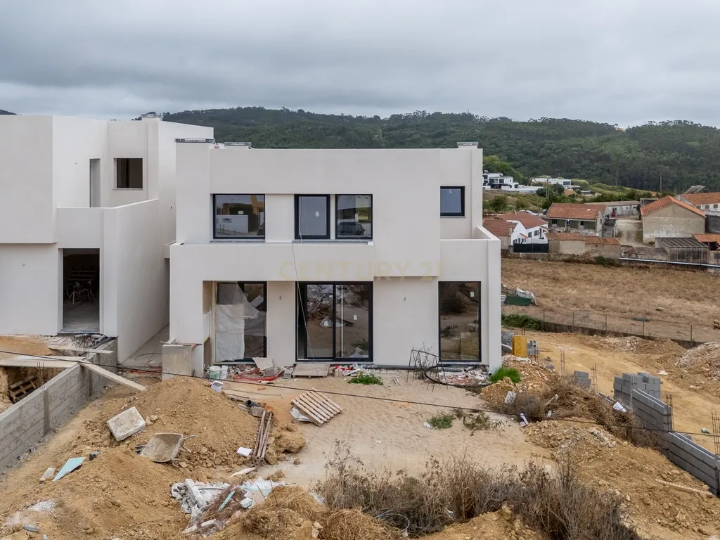 Moradia NOVA Moderna T4: PISCINA e JARDIM Conforto, Modernidade e Vistas Deslumbrantes - Image 30