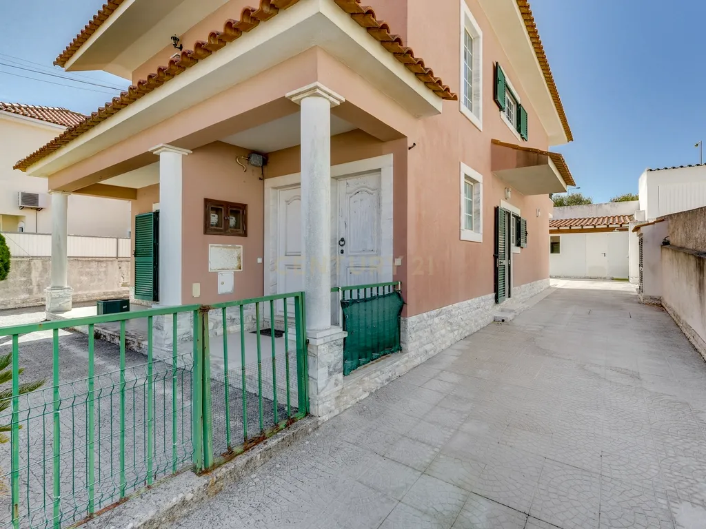 Andar de Moradia T2 com espaço exterior - Image 23