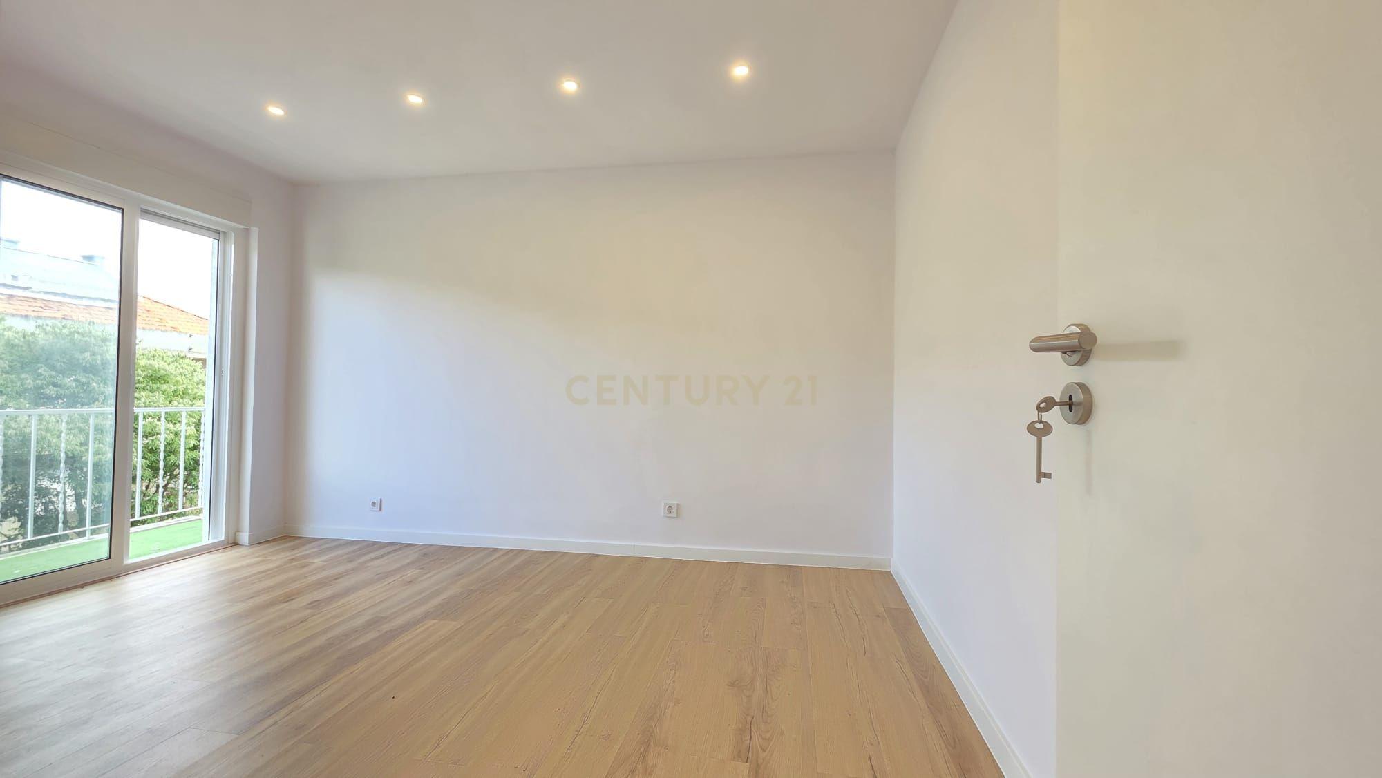 Fotografia 5 de T2 Totalmente Remodelado | Damaia – Amadora | A 5 Minutos da Estação
