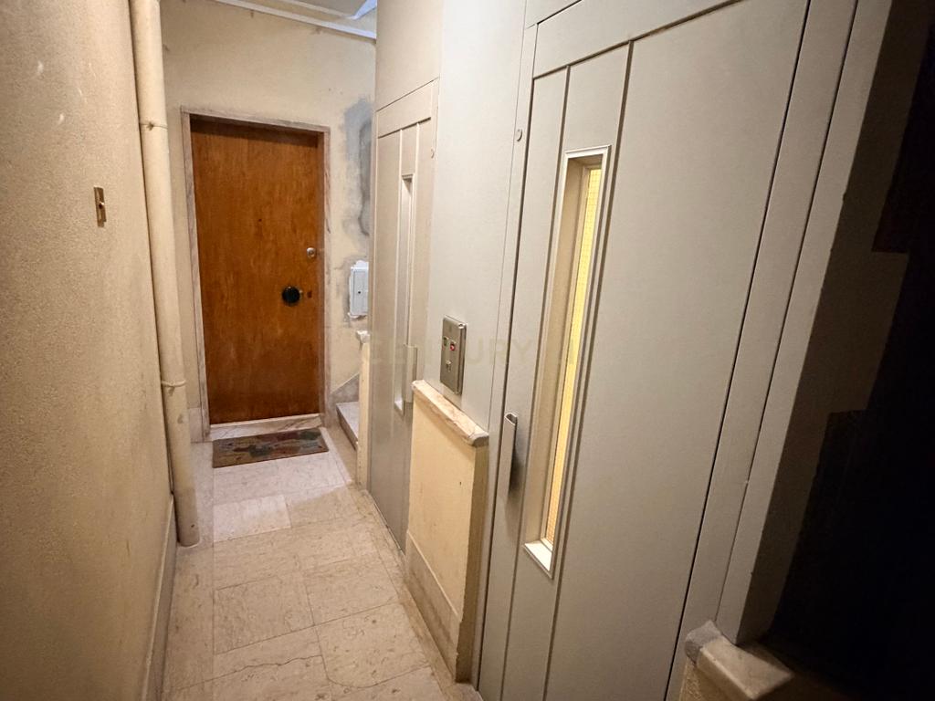 Apartamento T2 renovado em Lisboa com varanda - Image 13