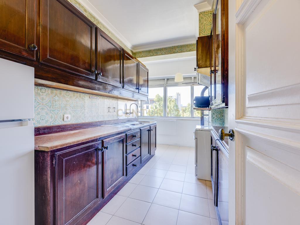  Apartamento T4 para Remodelação no Coração dos Olivais, com Vista Fantástica - Image 1