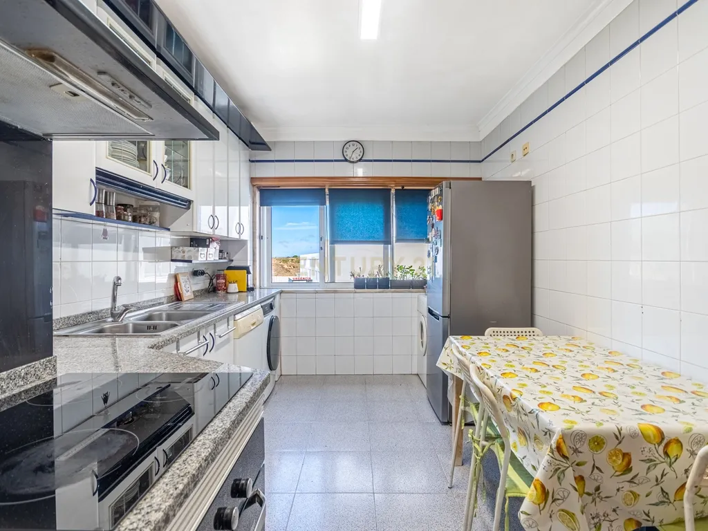 Exclusivo T4 Duplex na Urbanização da Cavaleira | 205 m² de Área Total | Parqueamento - Image 6