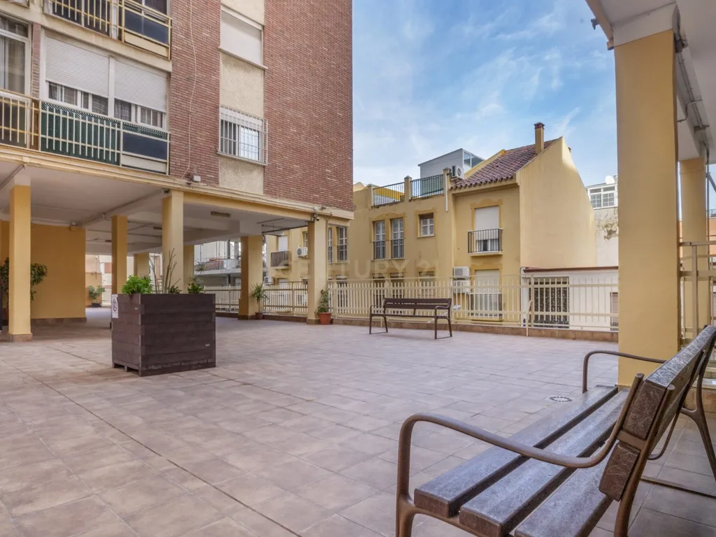 APARTAMENTO ESPAÇOSO DE 4 QUARTOS COM TERRAÇO EM MÁLAGA – LOCALIZAÇÃO PRIVILEGIADA E ELEVADO POTENCIAL - Image 27