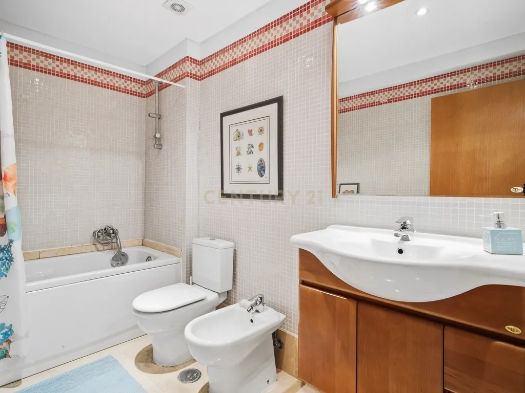 Apartamento T3 com 2 varandas, suíte e garagem no Cacém - Image 15