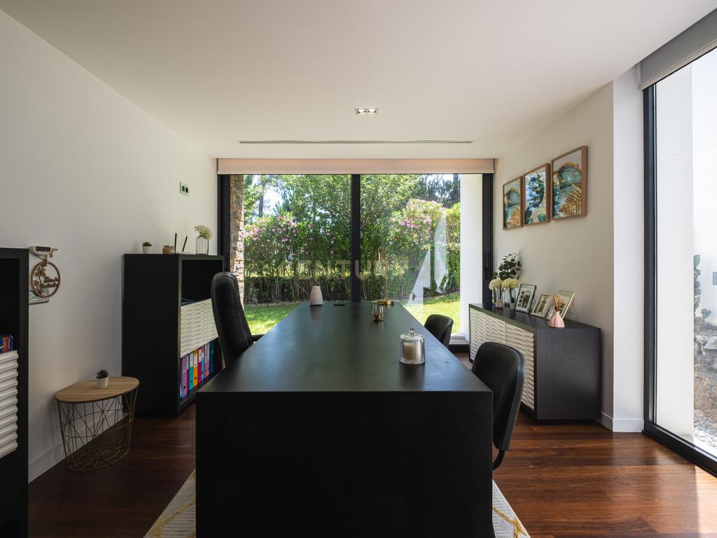 Luxuosa Moradia T4 com Piscina e Vista Panorâmica em Lousada - Image 28