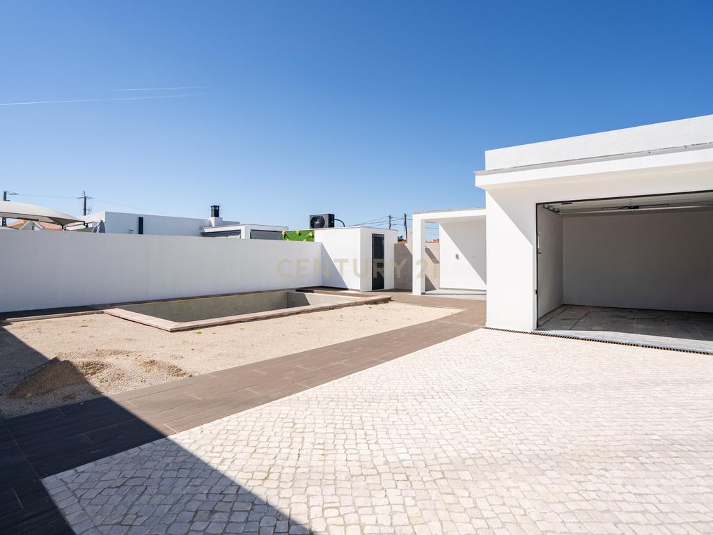 Moradia Térrea com piscina e quatro suites - Image 7