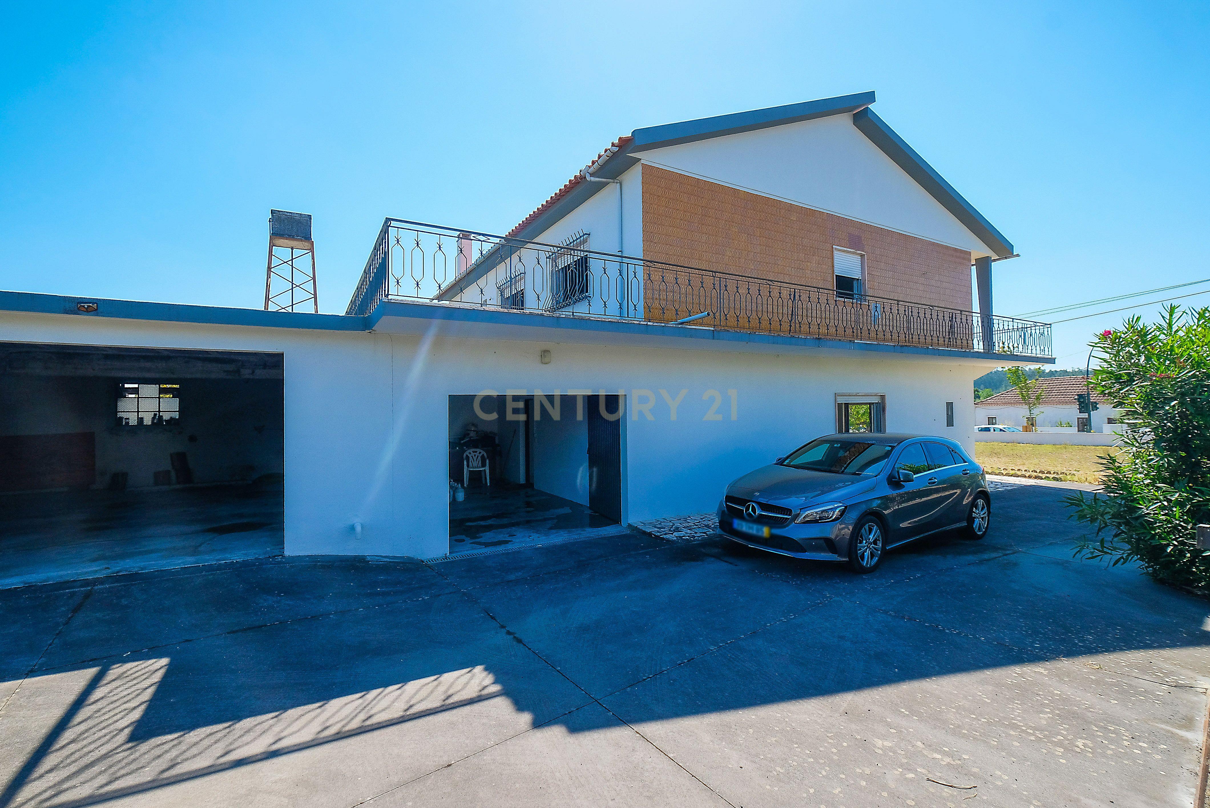 Fotografia 3 de Moradia Bifamiliar c/ terreno urbanizável de 10.500 m² – Ourém (EN113)