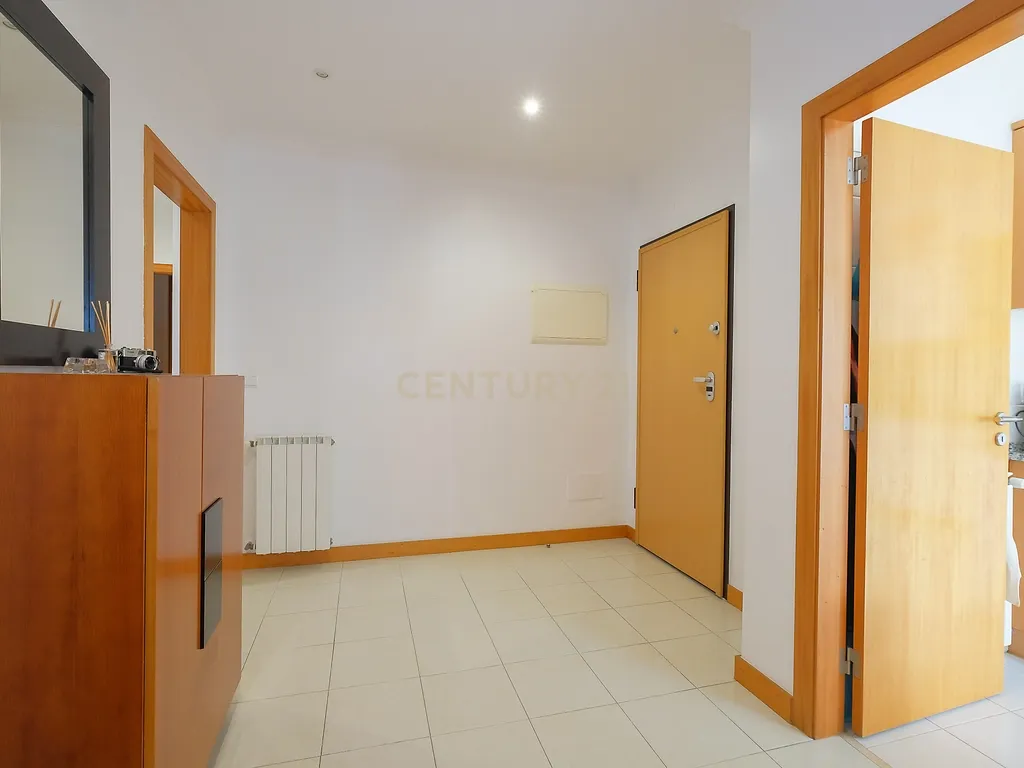 Apartamento T3 com Excelentes Áreas e Garagem na Urbanização Moinho do Guizo – Mina de Água, Amadora - Image 14