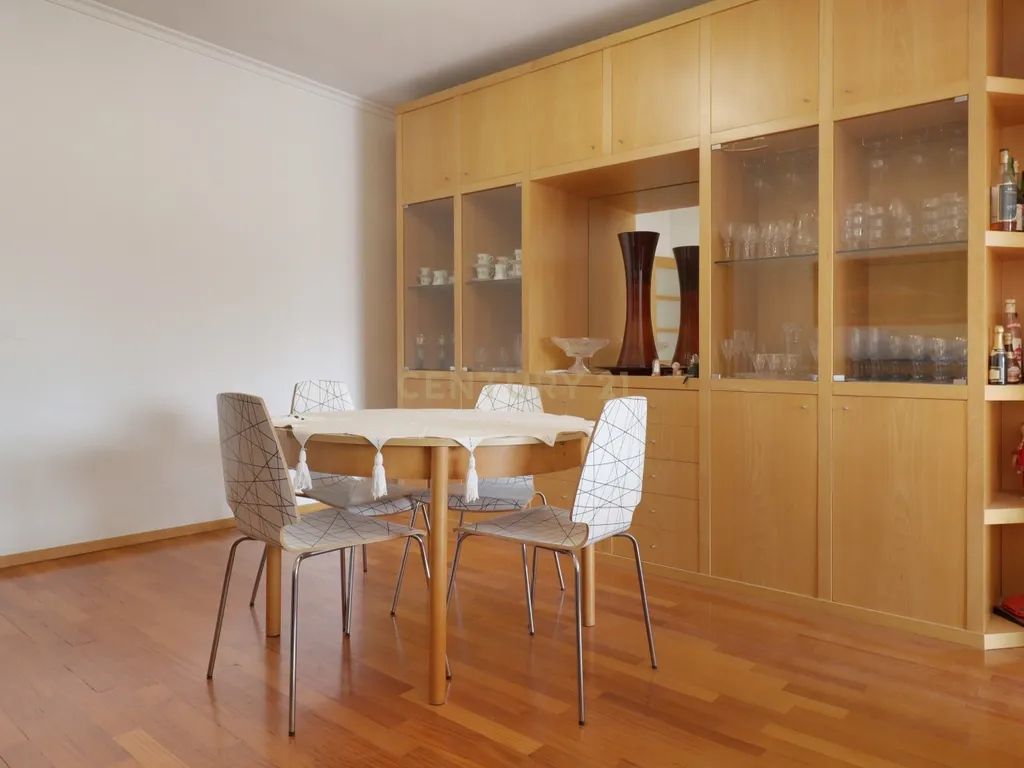 Apartamento T3 Caulinos, 2 Lugares de Garagem e Arrumos - Image 11