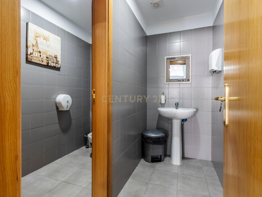 Loja com 90 m² na Quinta do Bom Retiro, Sobreda - Image 3