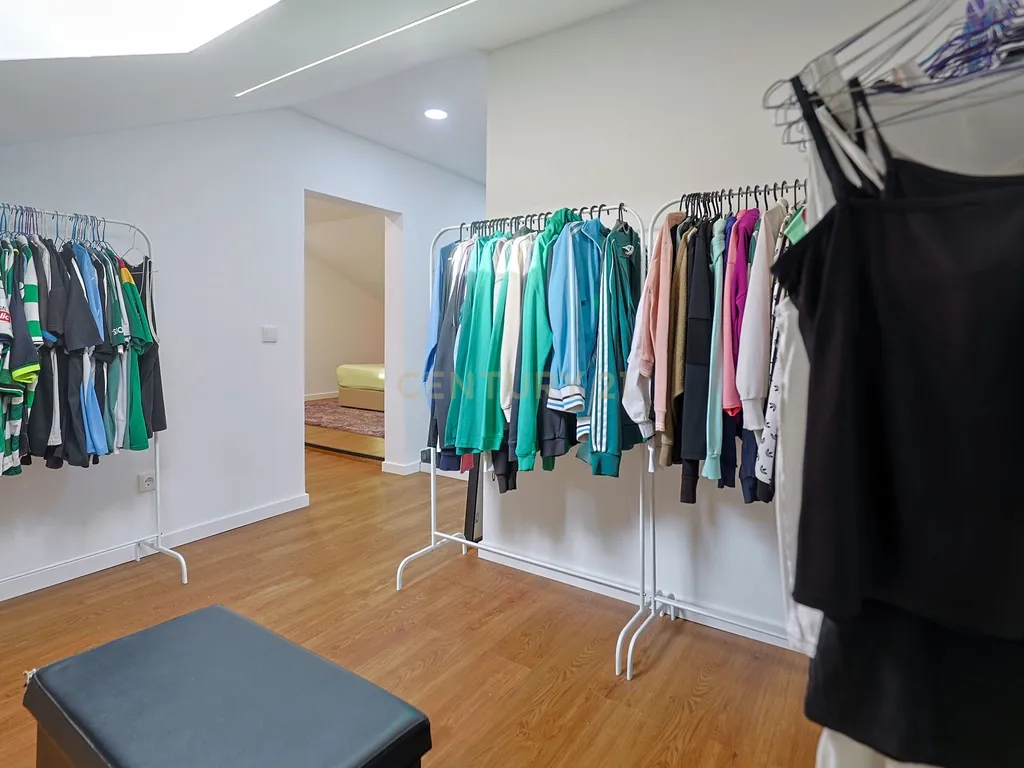 Apartamento T3 Duplex Remodelado no Centro de Corroios - Image 27