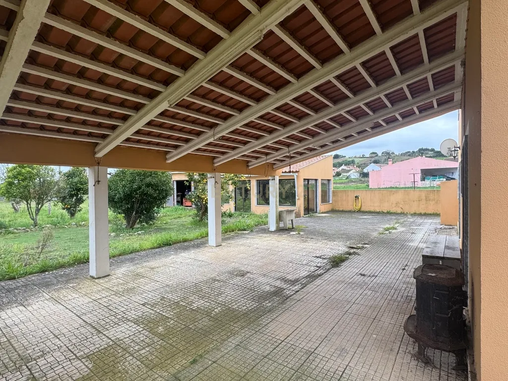 Espetacular Moradia T4 com Jardim e Vista Campestre em Alenquer - Image 8
