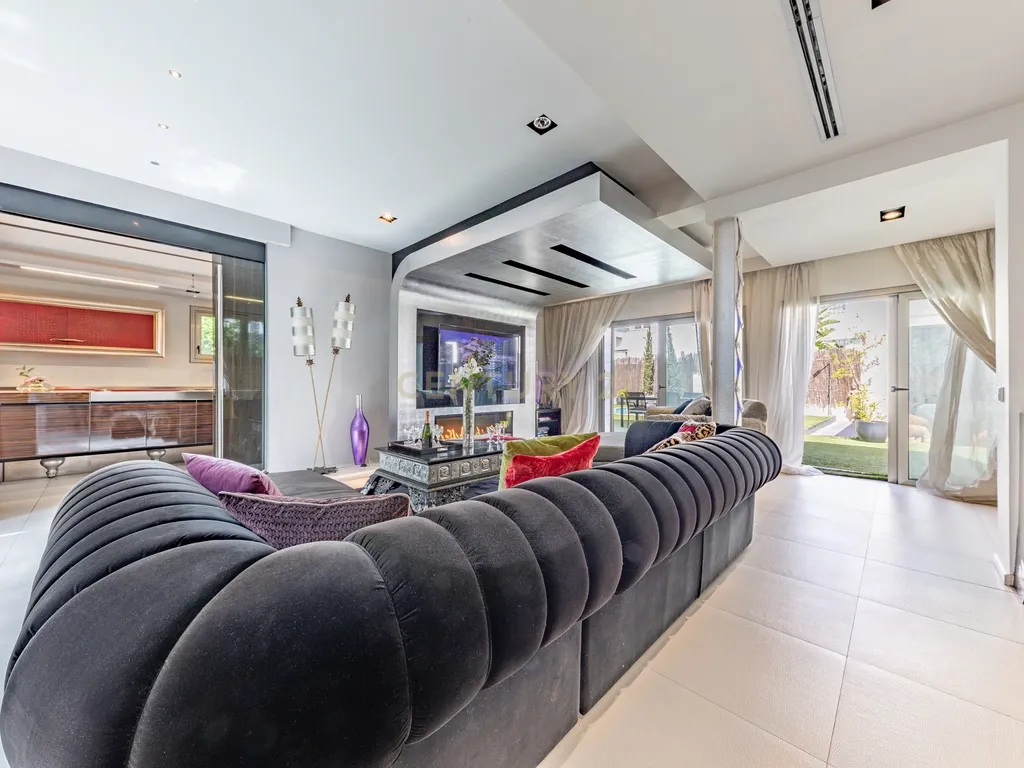 Villa de Design em Segunda Linha de Mar em Sitges com Mobiliário de Marcas de Luxo - Image 30