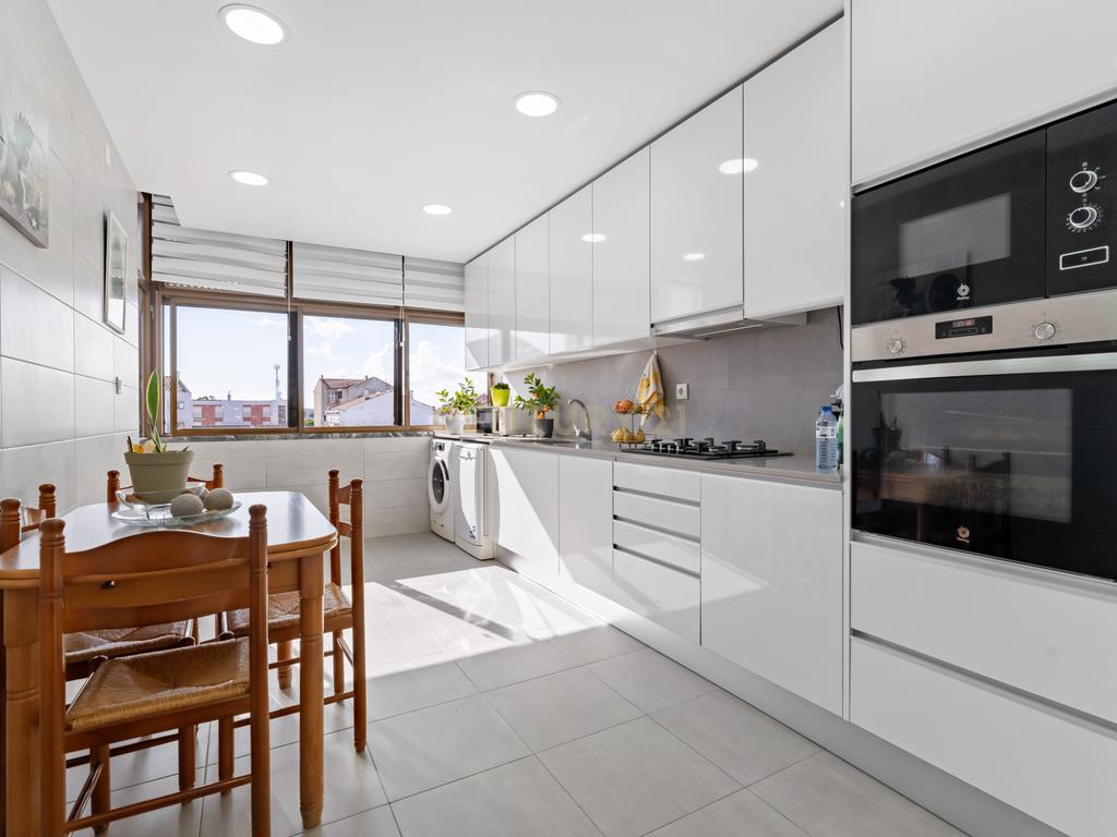 Apartamento de 4 assoalhadas Baixa da Banheira - Image 2